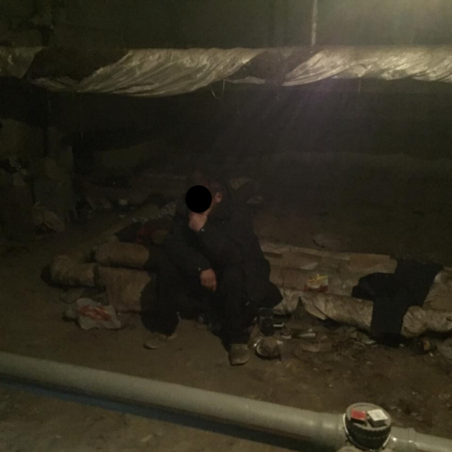 Бомж в подвале.png